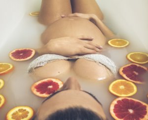 Schwangere Frau Badewanne Orangen