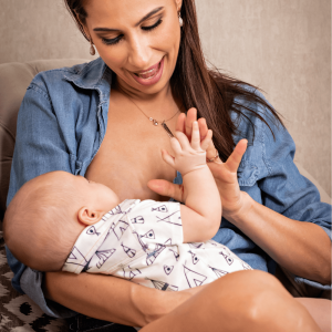 stillende Mutter lacht Baby an stillende Mutter lacht Baby an